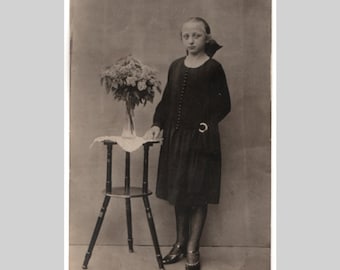 Postal fotográfica privada alemana antigua - Retrato de moda de una joven adolescente - Postal fotográfica privada vintage, ca. 1915