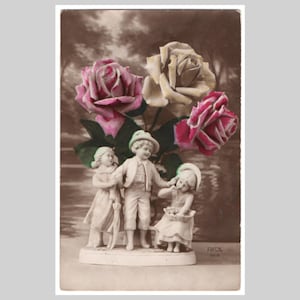 Postal vintage de naturaleza muerta con foto real - Figura de porcelana con rosas y flores coloreadas a mano - Tarjeta de felicitación francesa antigua rppc 1913