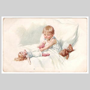 Cartão postal vintage de Karl Feiertag - Menina na cama com boneca ursinho de pelúcia assinado pelo artista - Cartão de felicitações ilustrado antigo de 1931