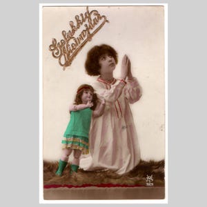 Cartolina d'epoca francese con foto autentica - Bambina bambola marionetta che prega in stile art déco - Antica cartolina d'auguri rppc del 1920 circa