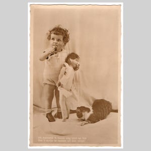 Postal de muñeca antigua con foto real - Niña con muñeca y gatito - Tarjeta de felicitación holandesa antigua RPPC ca. 1935