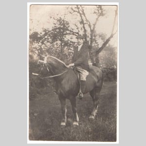Foto di cavalli rppc - Uomo a cavallo con indosso abbigliamento da equitazione d'epoca - Antica cartolina fotografica privata francese del 1915 circa