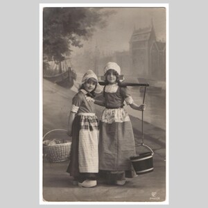 Vintage Grete & Hanni Reinwald Echtfoto Postkarte - Junges Mädchen Porträt Holländische Volksmode - Antike rpPC Grußkarte 1914