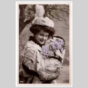 Postal francesa antigua con foto real - Mujer con sombrero, manguito de piel, moda invernal, glamour - Tarjeta de felicitación antigua coloreada a mano de 1910