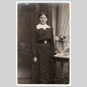 Antica cartolina fotografica tedesca - Ritratto di giovane donna in abito elegante degli anni '10 - Cartolina fotografica privata d'epoca del 1915 circa