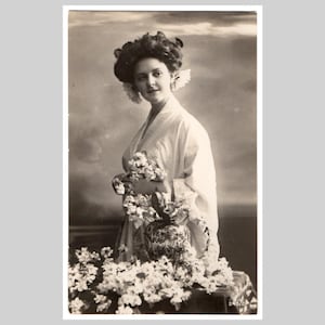 Vraie carte postale ancienne avec photo - Portrait de jeune femme de style japonais - Carte de voeux rppc édouardienne allemande vers 1910