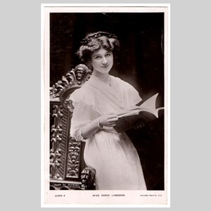 Ancienne carte postale photo réelle - portrait glamour de la mode du livre de l'actrice Doris Langdon - carte de voeux rppc inutilisée vintage vers 1915