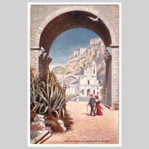 Può includere: Cartolina d'epoca con una vista panoramica di Monte Carlo, con una struttura ad arco in pietra che incornicia una chiesa e il paesaggio circostante. La chiesa ha una facciata bianca e un campanile. Una coppia passeggia lungo un sentiero. Il testo in basso recita "Monte Carlo, The Church of St. Devote."