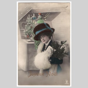 Cartolina fotografica d'epoca - Donna, signora, cappotto, cappello, manicotto, moda invernale, albero di Natale - Antica cartolina d'auguri edoardiana tedesca RPC del 1910 circa