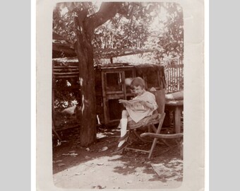 ca 1930 - Niña con síndrome de Down leyendo trastorno genético - Fotografía original en sepia vintage francesa instantánea