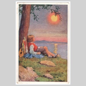 Cartão postal vintage de Karl Feiertag - Menino observa o pôr do sol no lago, bandolim assinado pelo artista - Cartão de felicitações ilustrado antigo, por volta de 1930