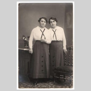 Rppc antique - Magnifique portrait en studio de robe de mode des années 1920 pour jeunes femmes - Véritable carte postale photo allemande vintage vers 1925