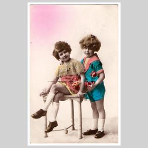 Cartolina fotografica d'epoca - Moda d'epoca per bambine in stile art déco - Antica cartolina d'auguri francese dipinta a mano in stile rppc del 1926