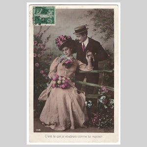 Postal vintage con foto real de mariposa - Pareja romántica glamurosa - Tarjeta de felicitación francesa eduardiana antigua, coloreada a mano, 1908