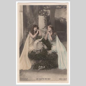 Postal francesa victoriana con foto real: niñas druidas con muérdago, estilo griego antiguo. Tarjeta de felicitación antigua teñida a mano (RPPC) ca. 1900.