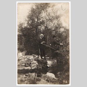 Cartolina fotografica d'epoca autentica - Elegante cappello da pescatore - Antica cartolina d'auguri francese edoardiana del 1915 circa