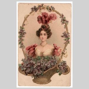 Postal romántica antigua: Chica con tiara de plumas, mujer, glamour, moda, violetas, cesta. Tarjeta de felicitación ilustrada antigua, ca. 1905.