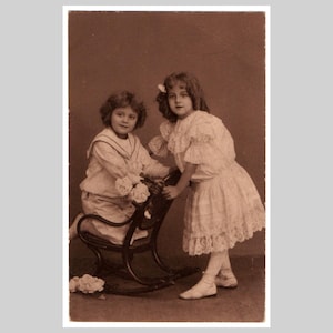 Antike sepia Postkarte - Kinder Mädchen Junge Kostüme - Vintage Litho Grußkarte um 1915