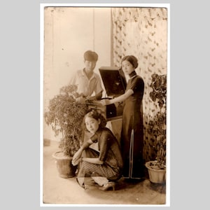 Vintage rppc - Chinese girls traditional cheongsam dress fashion studio portrait - Vintage private photo postcard ca 1930