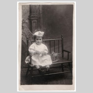 Vintage deutsche ppc - Junges Mädchen Kind Holzspielzeug Pferd Mode Studio Portrait - Vintage private Fotopostkarte um 1910