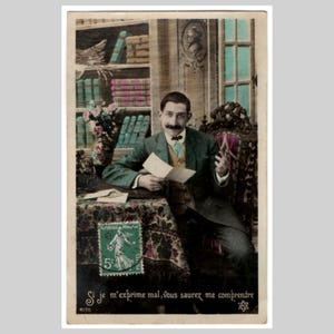 Postal francesa antigua con foto real: Hombre leyendo cartas, estudiando libros de biblioteca y oficina. Tarjeta de felicitación antigua de estilo eduardiano, coloreada a mano, 1909.