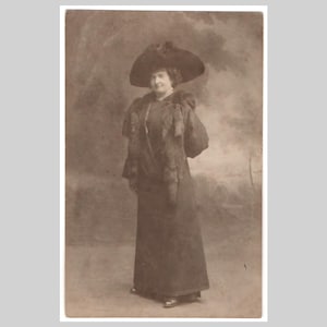 Edwardiańska dama prawdziwa pocztówka ze zdjęciem - Modna kobieta portret studyjny kapelusz moda z epoki - Antyczna francuska prywatna kartka z pozdrowieniami rppc ok. 1910