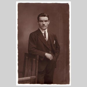 Carte postale photo vintage réelle - Élégant bel homme costume cravate studio portrait sépia - Ancienne carte de voeux allemande rppc 1921