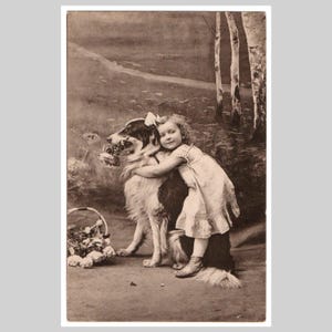 Cartolina d'epoca raffigurante un cane - Bambina che abbraccia un cane - Antica cartolina d'auguri francese inutilizzata, color seppia, del 1915 circa