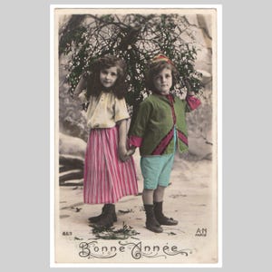 Cartolina d'epoca con foto autentica di Capodanno - Bambini che si tengono per mano con il vischio - Biglietto d'auguri vintage edoardiano dipinto a mano in stile RPPC, circa 1905
