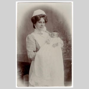 Ancien rppc sépia - femme nounou avec bébé robe edwardian chapeau de mode d'époque - carte postale privée vintage avec photo réelle vers 1910