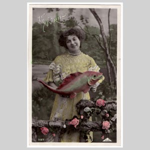 Stara pocztówka z okazji prima aprilis - Kobieta z rybą - Antyczna edwardiańska francuska kartka z pozdrowieniami rppc ok. 1910 r.