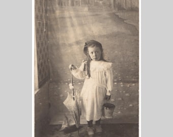 Cartolina fotografica antica - Bambina con ombrello, ritratto in studio - Cartolina fotografica privata vintage, circa 1905