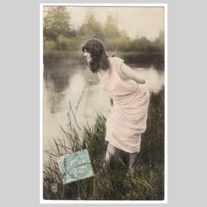 Vintage romantische echte fotokaart - Vrouw dame bij meer - Antieke Franse Edwardiaanse handgekleurde rppc-wenskaart 1905