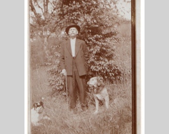 ca 1915 - Un hombre y sus perros retrato sepia - Fotografía antigua vintage original fotografía instantánea