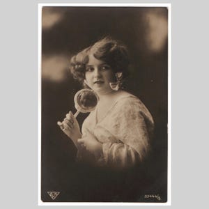 Vraie carte postale photo vintage - portrait glamour femme dame miroir à main - carte de voeux rppc antique 1910