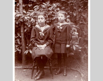 ca 1910 - Hermanas guapas con trajes a juego de moda eduardiana - Fotografía original en sepia vintage