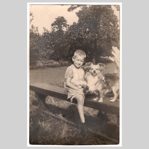 Carte postale photo vintage réelle - Petite fille avec un chien en plein air - Ancienne carte de voeux privée rppc 1930