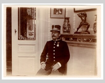 ca 1910 - Wunderbares Porträt eines französischen Polizisten in Uniform Wohnung Interieur - Original sepia Vintage Foto Fotografie Bild Schnappschuss