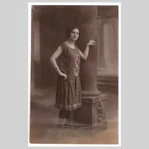 Antieke rppc - Franse jonge vrouw periode mode jurk studioportret - Vintage privé echte foto ansichtkaart ca 1920