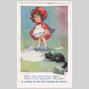 Cartolina d'epoca di Agnes Richardson - Ragazza con brocca del latte rotta e gatto nero con cappuccio rosso - Biglietto d'auguri illustrato d'epoca, circa 1920