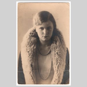 Antieke Duitse rppc - Vrouw dame art deco mode parelketting jas studioportret - Vintage privé echte foto ansichtkaart ca 1930