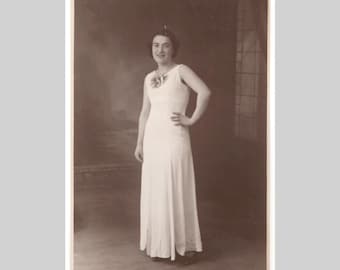 Antieke Belgische fotopostkaart - Portret van een jonge vrouw in art deco-stijl - Vintage privé-fotopostkaart uit 1937