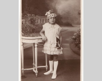 Antike französische RPPC - Kleines Mädchen Kinder Studio Portrait sepiafarben Art Deco Kleid Mode - Vintage private Fotopostkarte ca 1925