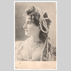 Antyczna pocztówka glamour - Młoda kobieta z perłowym naszyjnikiem i biżuterią, nakrycie głowy, portret belle epoque - holenderska wiktoriańska kartka okolicznościowa ok. 1900 r.