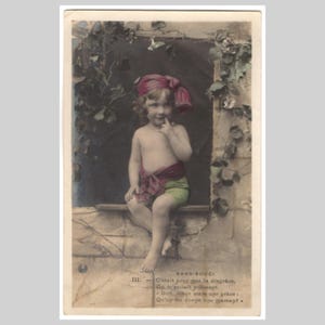 Cartão postal antigo com foto real - Criança pequena sentada na janela, colorido à mão - Cartão de felicitações francês vintage RPPC, ca. 1905 (2)