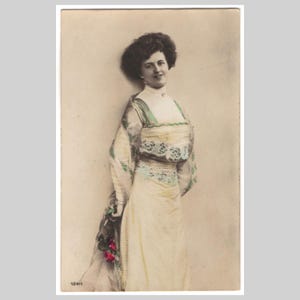 Postal antigua con foto real de una jovencita - Hermosa mujer joven, retrato de época, coloreado a mano, glamour - Tarjeta de felicitación vintage rppc, 1911
