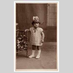 Antique rppc - Cute little girl studio portrait big bow - Vintage French sepia private photo postcard ca 1920