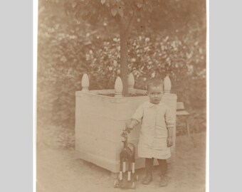 ca 1910 - Klein kind met houten speelgoedpaard - Originele sepia antieke fotofoto momentopname