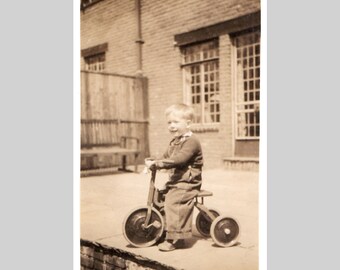 ca 1930 - Niño pequeño monta en triciclo - Fotografía original en sepia vintage