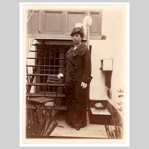 ca 1920 - Woman lady posing in art deco period fashion hat coat - Original vintage antique photo photograph picture snapshot